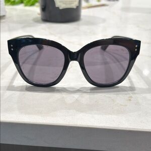 Black Oversized Cat-Eye Sunglasses with Glossy Finish